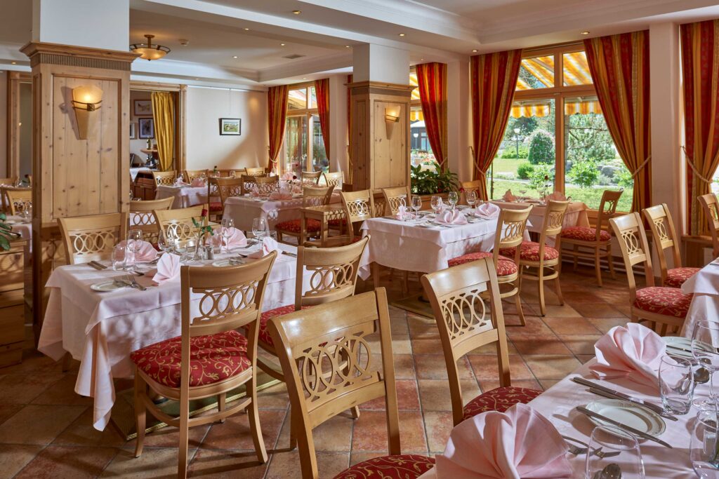 Restaurant (c) The Glacier Hotel